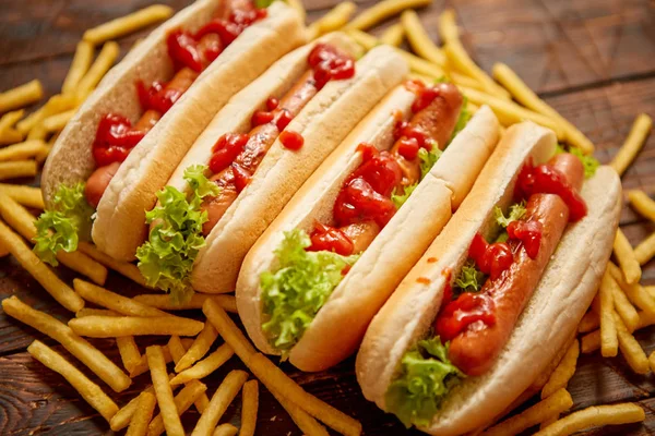 Amerikai hot dog választék sorban. Sült krumplival tálalva — Stock Fotó