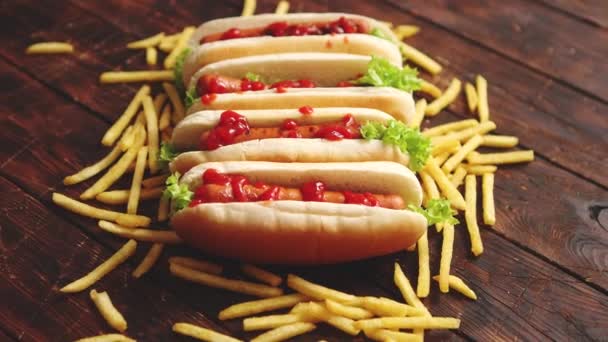 Amerikanische Hot Dogs in Reih und Glied. Serviert mit Pommes — Stockvideo