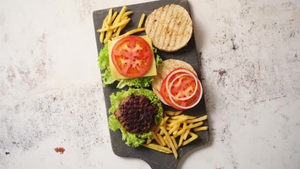 Zwei Leckere Gegrillte Hausgemachte Burger Mit Rindfleisch Tomaten Zwiebeln Und — Stockvideo