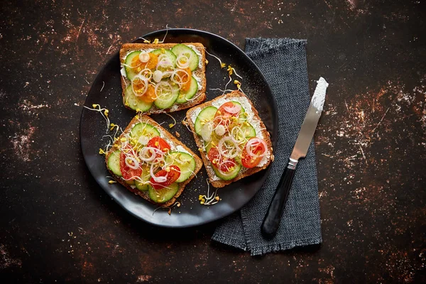 Roti panggang yang sehat dengan cucomber, tomat dan feta hancur dan kecambah lobak — Stok Foto