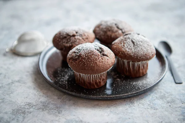 Φρέσκα και νόστιμα muffins σοκολάτας που σερβίρεται στο πιάτο — Φωτογραφία Αρχείου