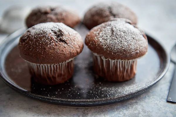 Färska och läckra choklad muffins serveras på tallrik — Stockfoto