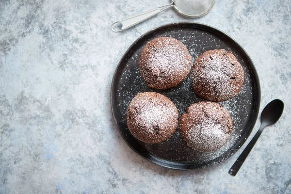 Frische und leckere Schokoladenmuffins auf Teller serviert — Stockfoto