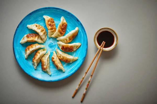 Boulettes asiatiques traditionnelles Gyozas sur plaque en céramique turquoise — Photo