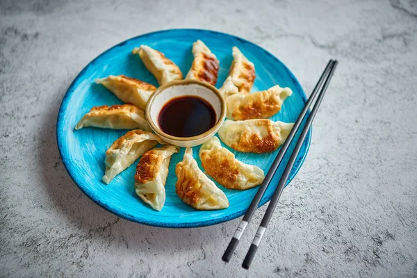 Boulettes asiatiques traditionnelles Gyozas sur plaque en céramique turquoise — Photo