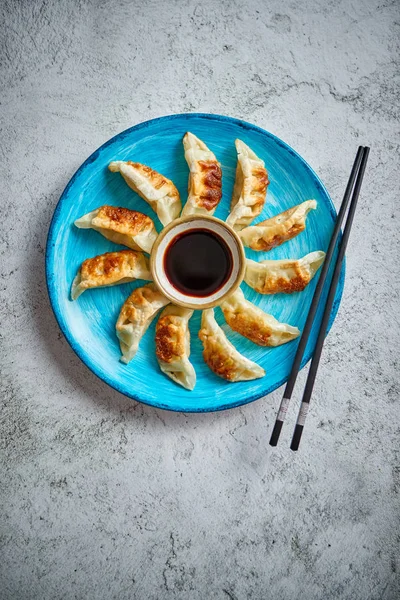 Tradiční Asijské Knedlíky Gyozas Turqoise Keramika Ručně Malovaný Talíř Podávaný — Stock fotografie