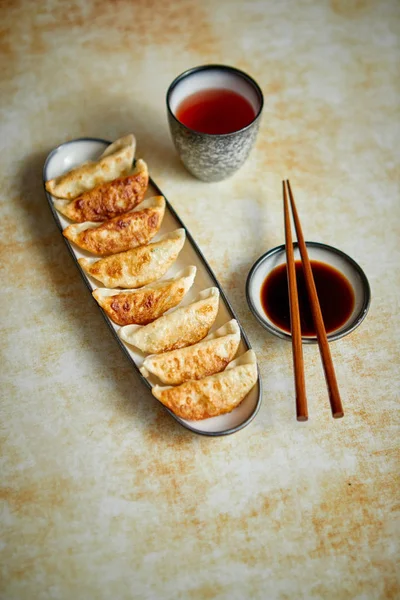 Varhany asijské knedlíky gyoza sloužil v dlouhém talíři — Stock fotografie