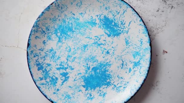 Blauwe hand beschilderde keramische portie plaat — Stockvideo