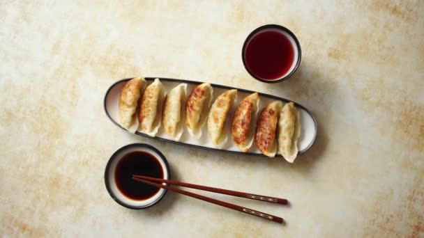 Orginala asiatiska dumplings gyoza serveras i lång platta — Stockvideo