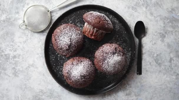 Magdalenas de chocolate frescas y sabrosas servidas en el plato — Vídeo de stock