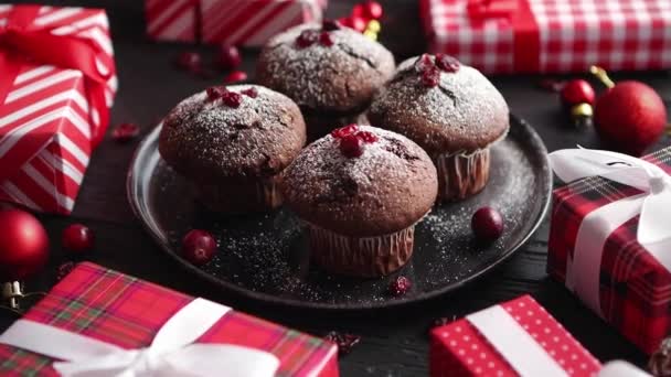 크리스마스 초콜릿 맛있는 머핀은 검은 세라믹 접시에 얹어 먹는다 — 비디오