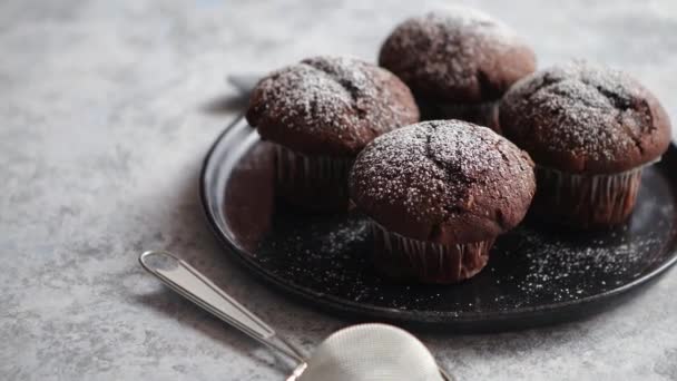 Magdalenas de chocolate frescas y sabrosas servidas en el plato — Vídeo de stock