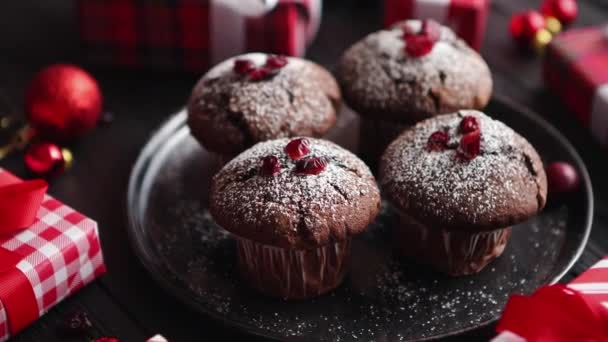 Chocolate de Natal deliciosos muffins servidos em placa de cerâmica preta — Vídeo de Stock