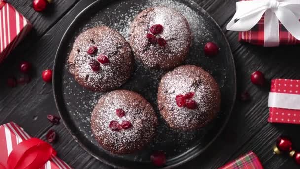 Chocolate de Natal deliciosos muffins servidos em placa de cerâmica preta — Vídeo de Stock