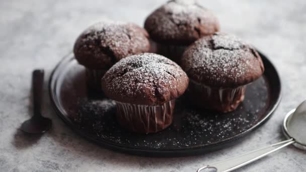 Magdalenas de chocolate frescas y sabrosas servidas en el plato — Vídeo de stock