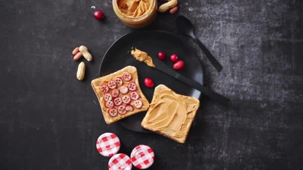 Házi peanut butter tálalva friss áfonya szelet pirítós kenyér — Stock videók