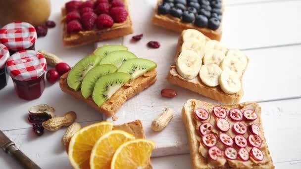 健康的な新鮮な朝食トーストの盛り合わせ — ストック動画