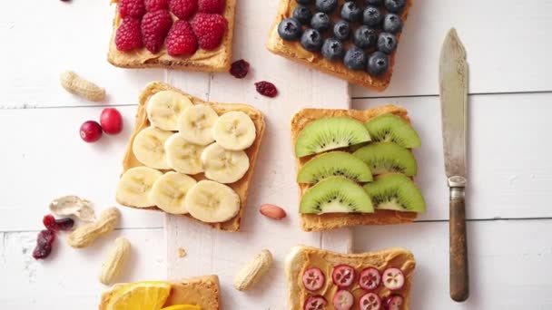 Assortimento Brindisi Colazione Fresca Salutare Fette Pane Con Burro Arachidi — Video Stock