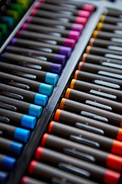 Filas de lápices de colores profesionales colocados en orden — Foto de Stock