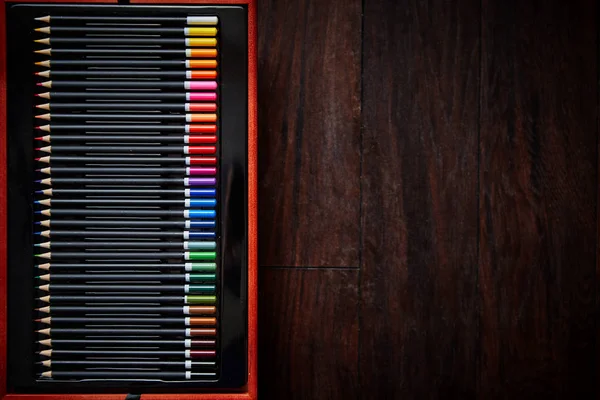 一排专业彩色铅笔的选择性对焦镜头 — 图库照片