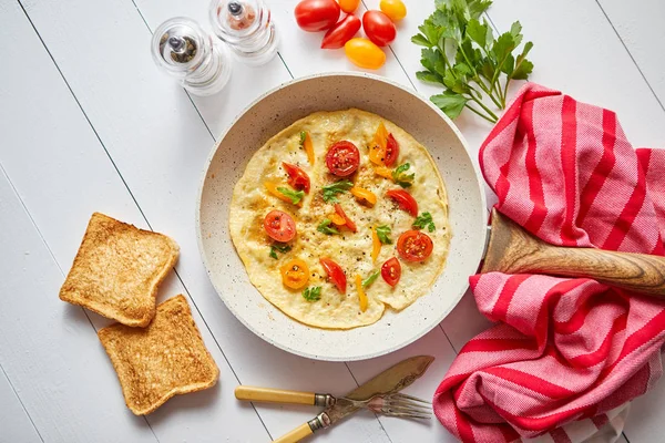 Omelete clássico caseiro saboroso com tomate cereja — Fotografia de Stock