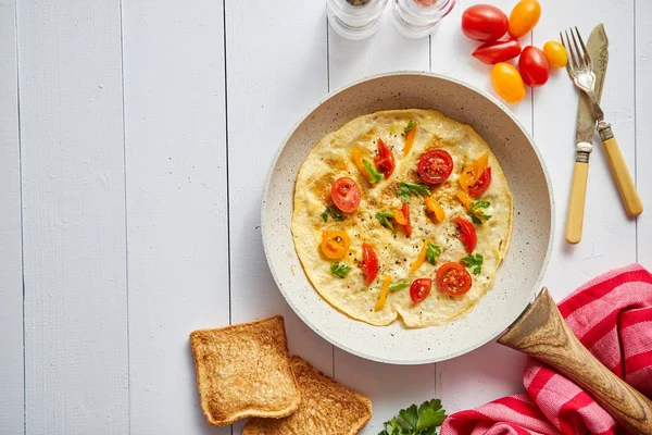 Delicioso omelete de ovo caseiro com tomate e salsa — Fotografia de Stock