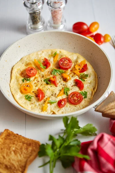 Omelete clássico caseiro saboroso com tomate cereja — Fotografia de Stock