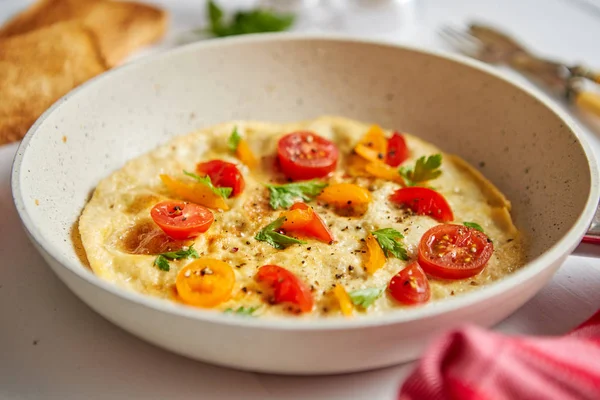 Sabrosa tortilla clásica casera con tomates cherry —  Fotos de Stock