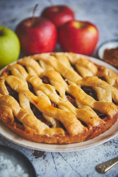 伝統的な焼きアップルパイケーキは、セラミックプレート上で提供 — ストック写真