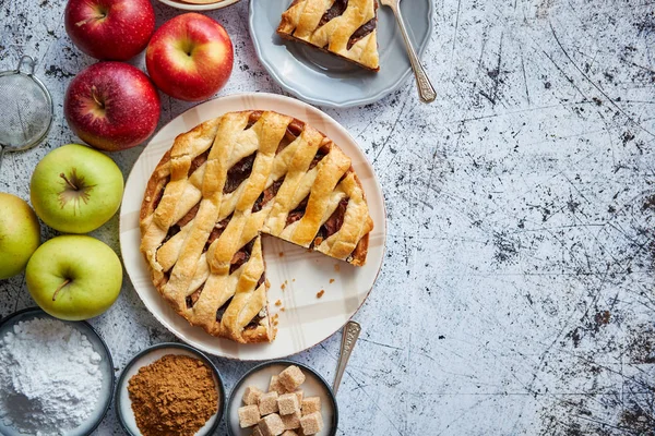 Delicioso pastel de manzana con frutas frescas, azúcar morena y en polvo —  Fotos de Stock
