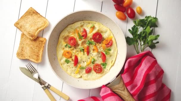 Omelete clássico caseiro saboroso com tomate cereja — Vídeo de Stock