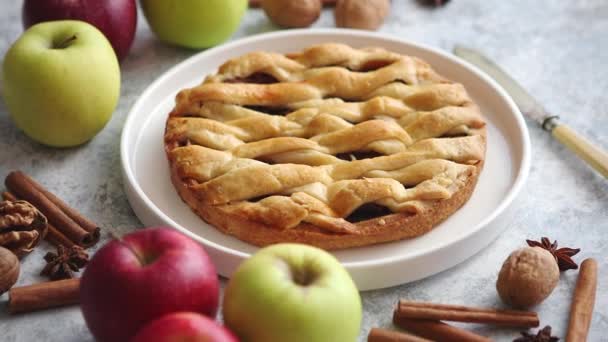 Chutný sladký domácí jablečný koláč se skořicovými tyčinkami, vlašskými ořechy a jablky — Stock video