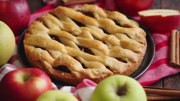 Tarte aux pommes pâtissière maison avec produits de boulangerie sur table de cuisine en bois sombre — Video