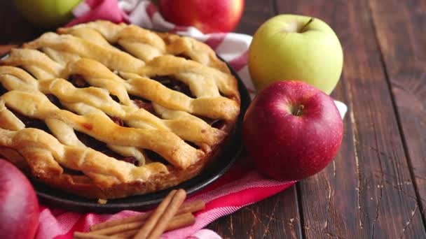 Домашний яблочный пирог с хлебобулочными изделиями на тёмном деревянном кухонном столе — стоковое видео