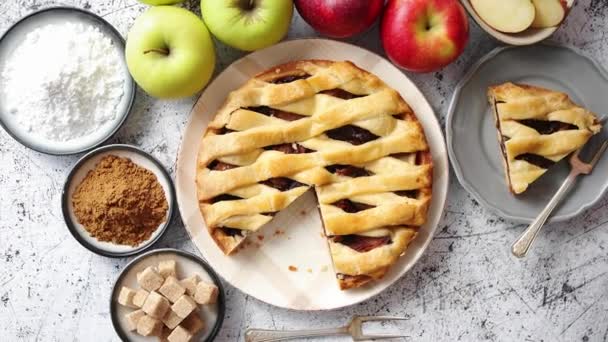 Köstlicher Apfelkuchen mit frischem Obst, braunem Zucker und Puderzucker — Stockvideo