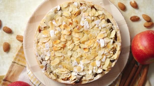 Nybakad hembakad äppelpaj med mandelflingor kaka på gul — Stockvideo