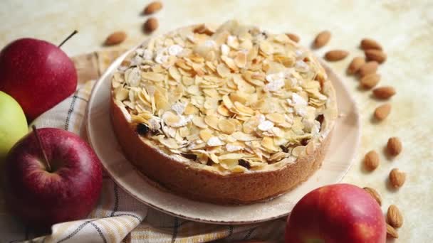 Freshly baked homemade apple pie with almond flakes cake on yellow — Stock Video