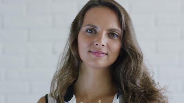 Mulher alegre com cabelo ondulado — Vídeo de Stock