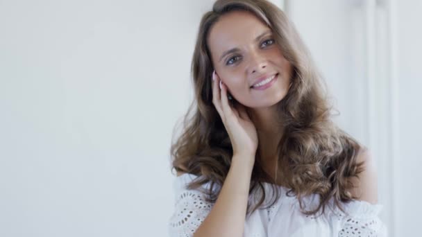 Jolie dame aux cheveux ondulés — Video