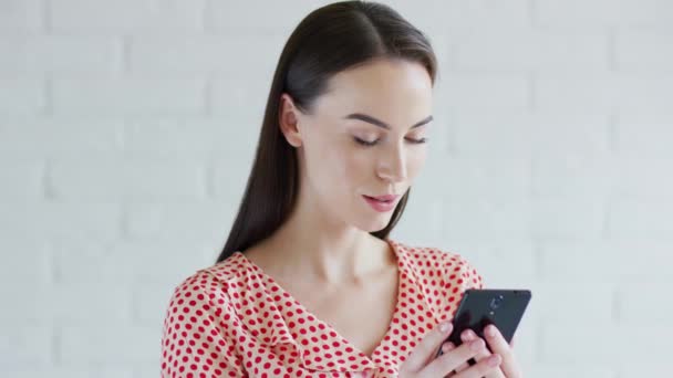 Mujer alegre usando teléfono inteligente — Vídeos de Stock