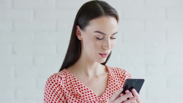 Vrolijke vrouw met behulp van smartphone — Stockvideo