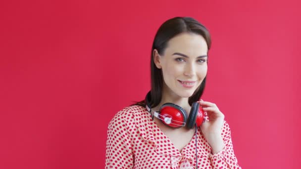 Mujer alegre con auriculares — Vídeos de Stock