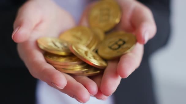 Kırpma işkadını holding bitcoins — Stok video