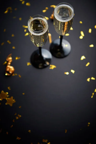 Két pohár pezsgőbor arany díszítéssel. — Stock Fotó