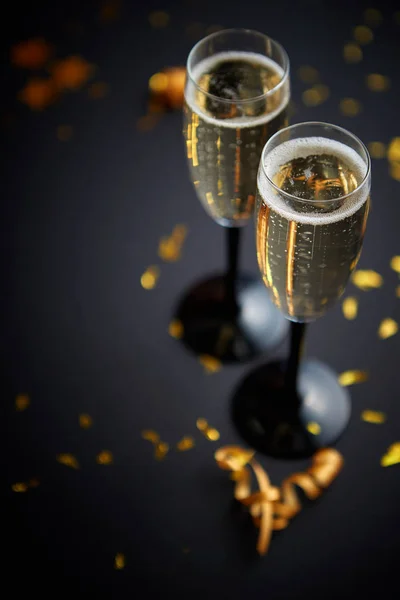 Két pohár pezsgőbor arany díszítéssel. — Stock Fotó