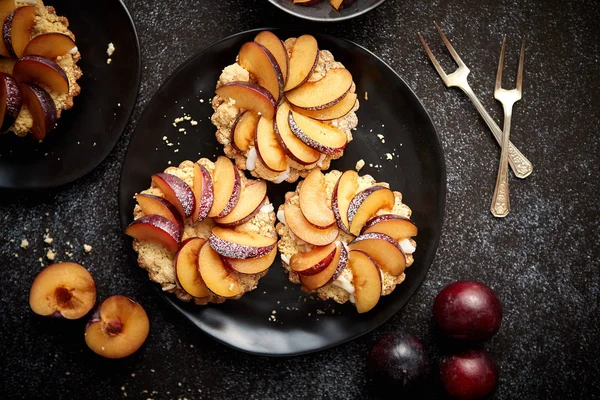 Deliciosas mini tartas caseras con fruta fresca de ciruela en rodajas —  Fotos de Stock