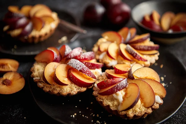 Delicious homemade mini tarts with fresh sliced plum fruit — Stock Photo, Image