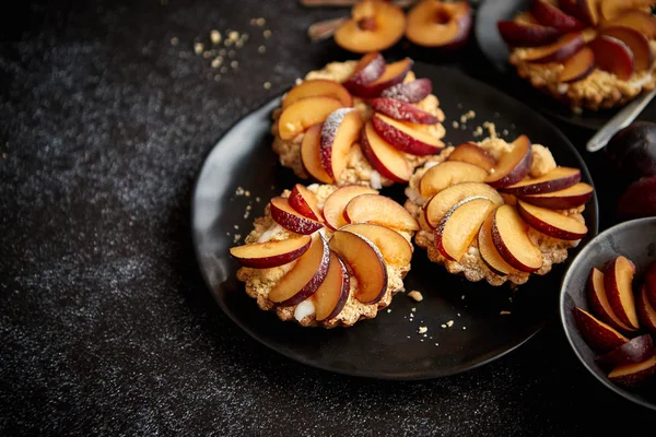 Deliciosas mini tartas caseras con fruta fresca de ciruela en rodajas —  Fotos de Stock