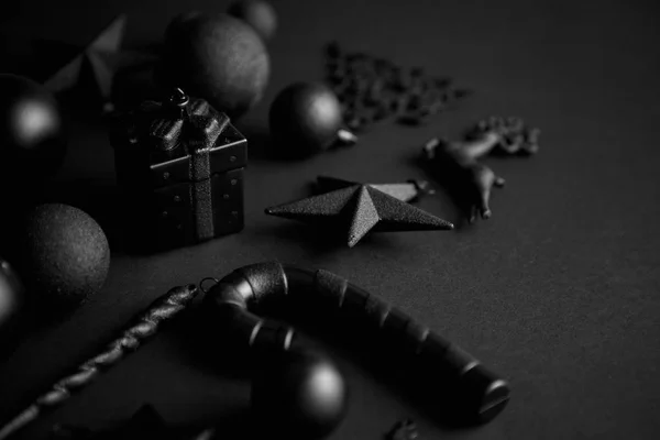 Composição minimalista e simples de Natal na cor preta tapete — Fotografia de Stock
