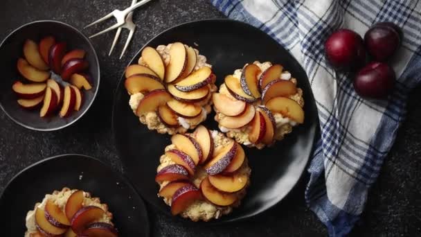 Lahodné domácí mini koláče s ovocem čerstvým krájený švestka — Stock video
